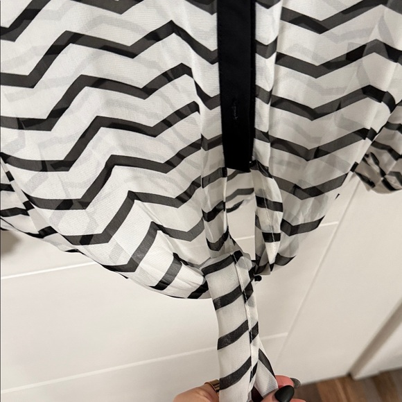 The Limited Monochrome Chevron Blouse - Picture 4 of 6
